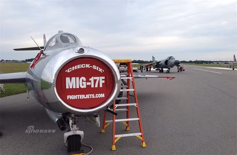 Về nguồn gốc của MiG-17, nó được phát triển từ chiến đấu cơ phản lực MiG-15 - đối thủ chính của những chiếc F-86 của Mỹ trong Chiến tranh Triều Tiên. Tiêm kích đánh chặn MiG-17 với thiết kế tương tự như MiG-15 nhưng được thay đổi một chút ở phân cánh chính xuôi xuống phía sau một góc 45° độ gần thân chính.