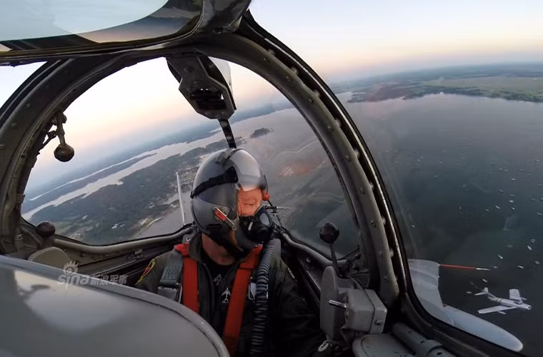 Nhưng ngày nay MiG-17 lại trở thành niềm đam mê của không ít phi công trên thế giới trong đó có Randy Ball.