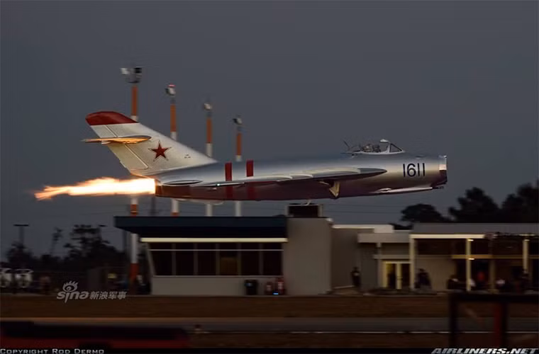 Màu sơn ánh kim của MiG-17 luôn tạo nên sự cuốn hút đối với bất kỳ khán giả nào từng xem nó buổi diễn trên không.