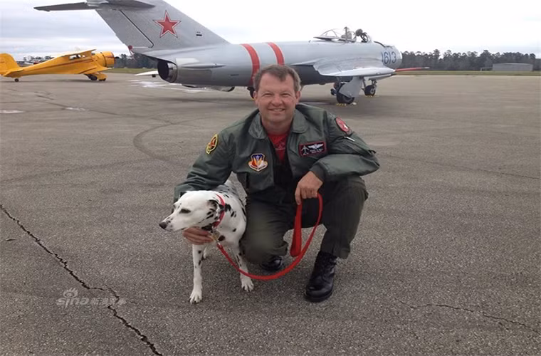 Phi công kỳ cựu người Mỹ Randy Ball bên cạnh một trong những chiếc MiG-17F của mình.