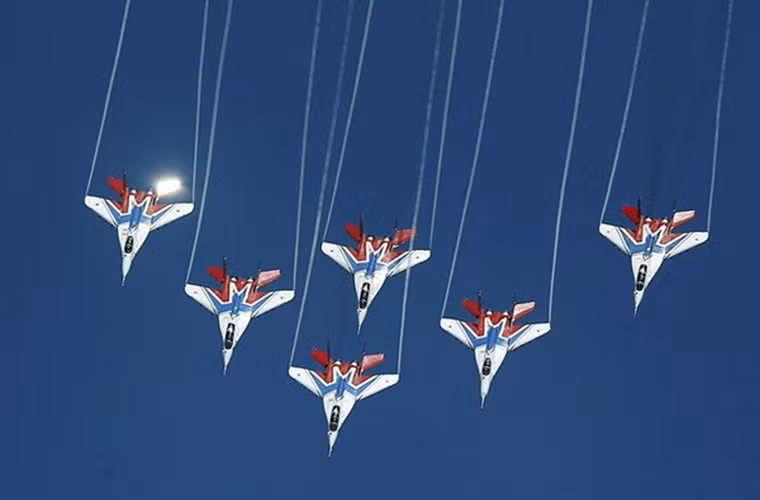 Tại International Army Games cũng không thể thiếu các màn trình diễn của các loại phương tiện quân sự hiện đại nhất của Nga hiện nay. Trong ảnh là phi đội bay biểu diễn “Chim Yến” của Không quân Nga.