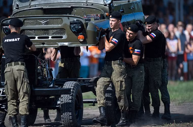 Hình ảnh các binh sĩ Nga trình diễn kỹ năng tháo lắp xe cơ giới của mình trong một phần thi tại International Army Games.