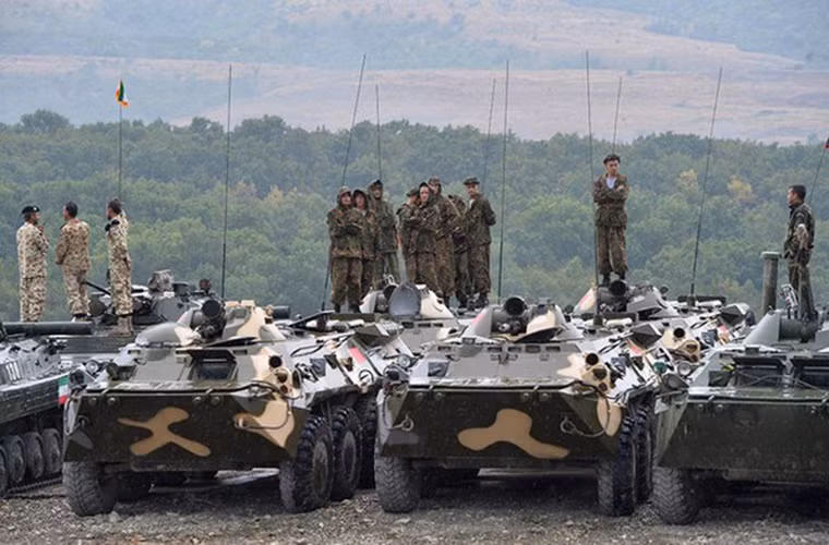 Hàng dài những chiếc xe bọc thép BTR đang đợi tham gia phần thi của mình. Hầu hết các phương tiện quân sự tại International Army Games đều do Bộ Quốc phòng Nga cung cấp.