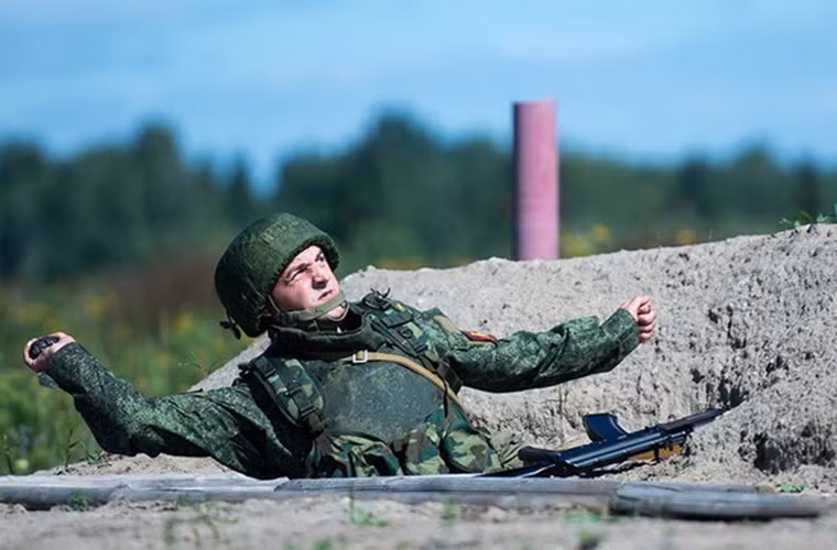 Một binh sĩ Nga trong phần thi của mình tại thao trường Omsk Mechanized.