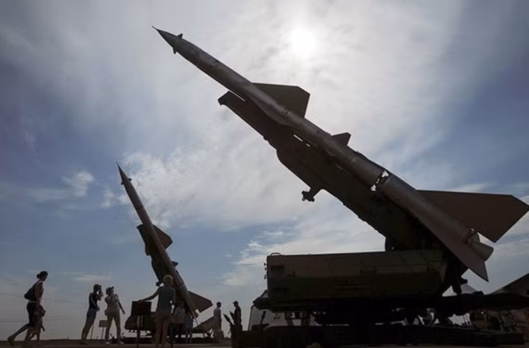 Các tổ hợp tên lửa phòng không do Liên Xô chế tạo trước đây được trưng bày tại thao trường Ashuluk.