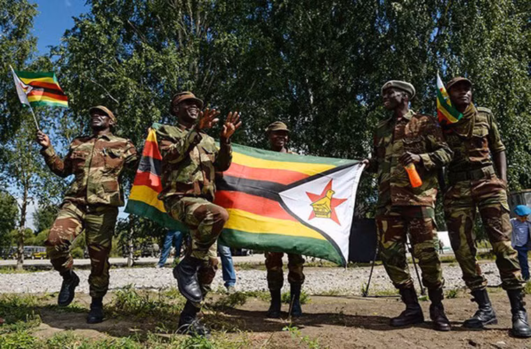 Trong ảnh là các binh sĩ Zimbabwe đang cổ vũ đồng đội của mình trong phần thi dành cho các đơn vị trinh sát. International Army Games 2016 có sự tham dự của bốn nước Châu Phi gồm Zimbabwe, Ai Cập, Nam Phi, và Angola.