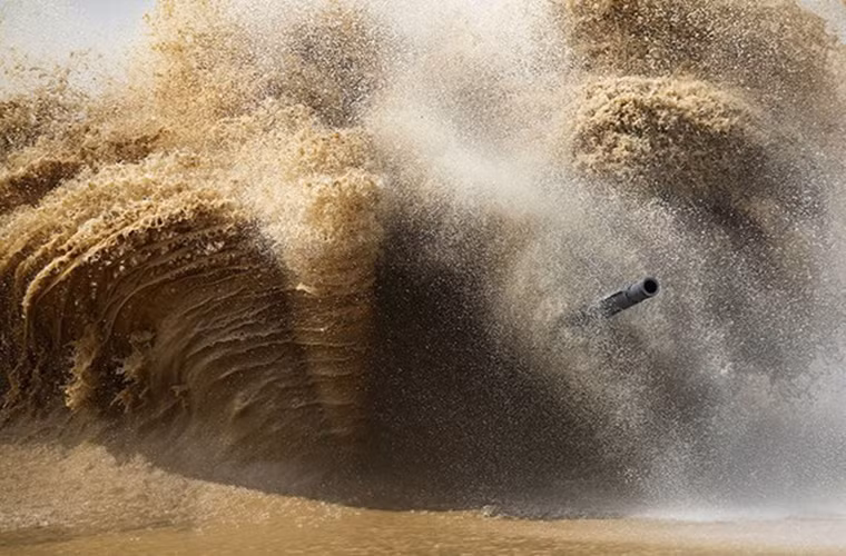 Hình ảnh T-72B3 vượt qua chướng ngại nước tại Tank Biathlon, đây cũng là dòng xe tăng tiêu chuẩn tại mỗi kỳ hội thao quân sự này được tổ chức.