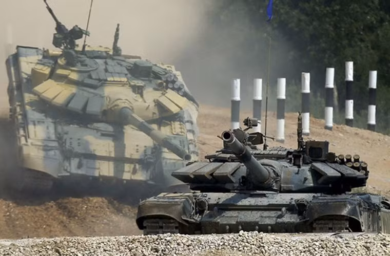 Trong ảnh là những chiếc xe tăng T-72B3 của đội Kuwait và Nicaragua tham gia Tank Biathlon.