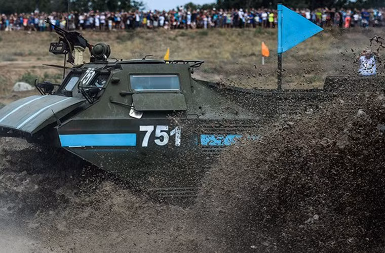Xe bọc thép lội nước PTS-2 của Kazakhstan tham gia phần thi dành cho lực lượng công binh tại International Army Games.