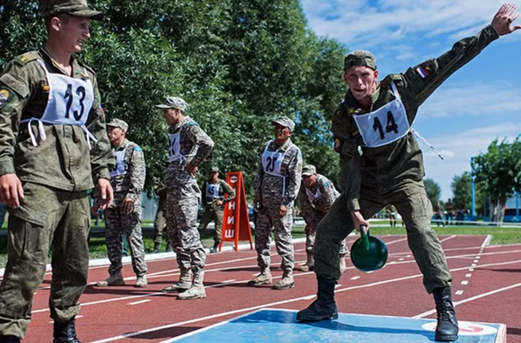 Bên cạnh các phần thi quân sự cũng không thể thiếu các phần thi thể thao giữa các đội tuyển. Trong ảnh là một binh sĩ Nga trong phần thi ném tạ của mình.