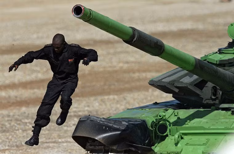 Theo đại diện của Bộ Quốc phòng Nga International Army Games năm nay quy tụ sự tham gia của hơn 3.000 nhân viên quân sự đến từ 20 quốc gia khác nhau trên thế giới, tranh tài ở 22 phần thi dành cho cả ba binh chủng lục quân, không quân và hải quân. Trong ảnh là một binh sĩ Angola tham gia phần thi Tank Biathlon tại thao trường Alabino.