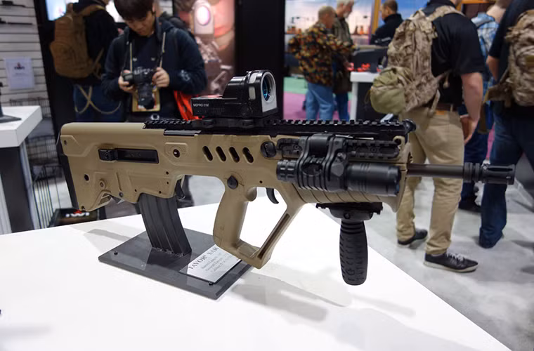 Đứng cuối bảng xếp hạng là mẫu súng trường tấn công dạng bullpup Tavor TAR-21 do công ty IMI của Isarel chế tạo. Hiện nó là dòng súng trường tấn công tiêu chuẩn của lực lượng Phòng vệ Israel. Điểm nổi bật nhất của Tavor TAR-21 là thiết kế băng đạn phía sau dạng bullpup của nó, thiết kế này giúp TAR-21 trong gọn hơn nhưng vẫn đảm bảo kích thước tiêu chuẩn.
