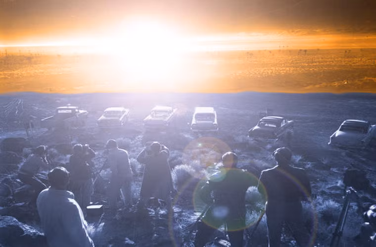 Từ thành phố Las Vegas đến bãi thử Nevada chỉ 105km, thậm chí người dân của thành phố này có thể quan sát được đám mây hình nấm sau mỗi lần Quân đội Mỹ thử nghiệm vũ khí hạt nhân. Và vào thời kỳ này sự nguy hiểm từ các đám mây bụi phóng xạ sinh ra sau các vụ nổ bom hạt nhân không được đánh giá đúng mức. Trong ảnh là một nhóm du khách người Mỹ quan sát vụ thử vũ khí hạt nhân vào ngày 26/4/1957 ở khoảng cách không thể gần hơn.