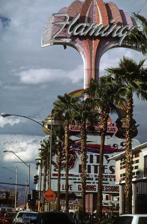 Một tấm bảng quảng cáo đám mây hình nấm ở Las Vegas trong những năm 1950.