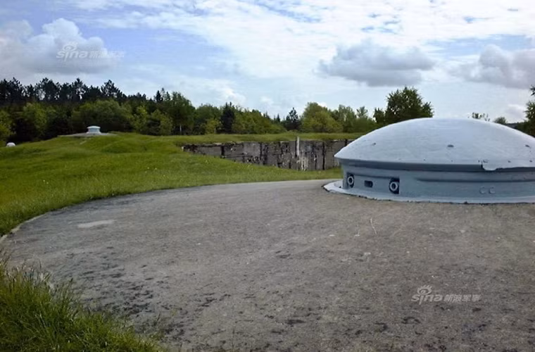 Tháp pháo 75m này được đặt ngay trung tâm của cứ điểm Ouvrage de Froideterre xung quanh nó là hệ thống boongke và lô cốt ngầm chạy dọc cứ điểm.