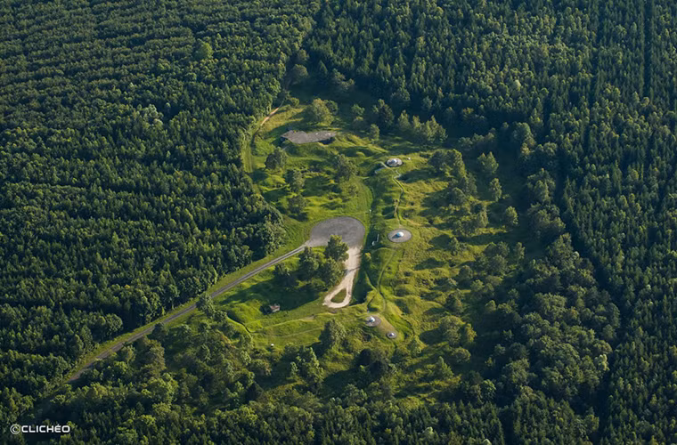 Dù dành chiến thắng trong trận Verdun nhưng người Pháp cũng phải trả khá đắt khi mất tới hơn 500.000 quân cho trận đánh này. Trong ảnh là toàn bộ cứ điểm Ouvrage de Froideterre khi nhìn từ trên cao.