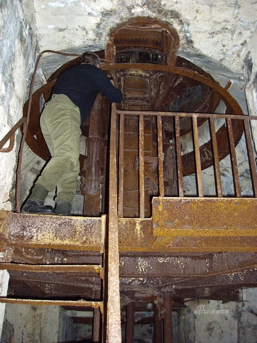 Bên trong tháp pháo 75mm tại cứ điểm Ouvrage de Froideterre mọi thứ khá nguyên vẹn như 100 năm về trước.