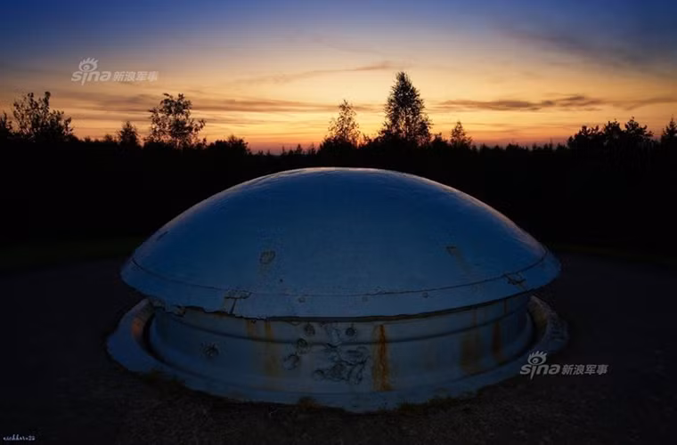 Trong ảnh là tháp pháo 75mm của cứ điểm Ouvrage de Froideterre quay về phía Ouvrage de Thiaumont một chốt chặn khác nằm giữa Ouvrage de Froideterre và pháo đài Douaumont ngay sau khi pháo đài này bị quân Đức chiếm ngày 25/21916.