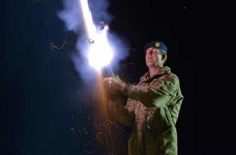 Khoảng khắc đạn pháo của L12A2 rời khỏi ống phóng.