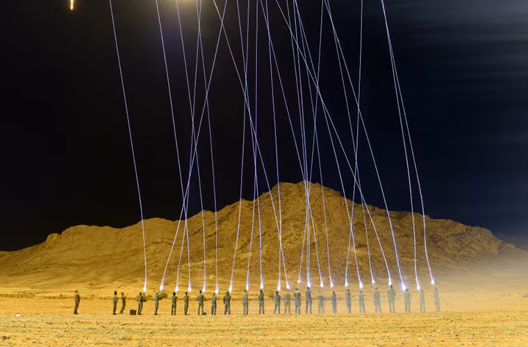 Những tia ánh sáng dài hàng trăm mét do L12A2 tạo ra trên bầu trời đêm.