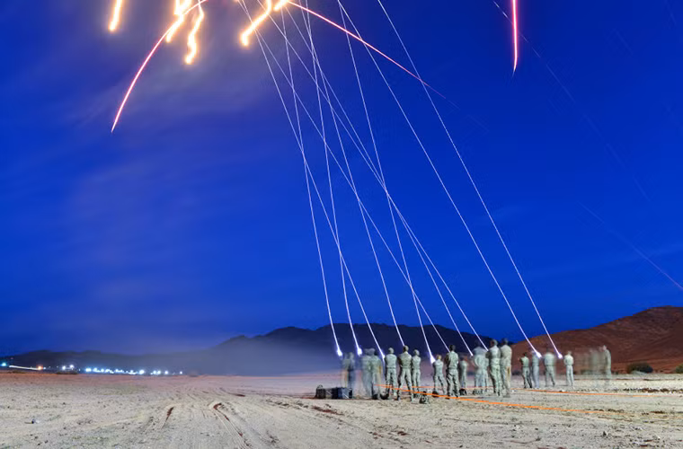 Và trong các hoạt động tại Shamal Storm, vào hôm 5/4 Quân đội Anh đã có màn trình diễn ánh sáng ấn tượng tại sa mạc Jordan giáp với biên giới Syria bằng những thanh pháo sáng tiêu chuẩn L12A2 của Quân đội Anh.