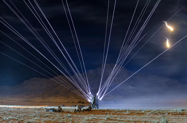 Chỉ với những thanh pháo sáng L12A2 cùng sự sắp đặt của các binh sĩ Anh đã tạo màn trình diễn ánh sáng ấn tượng.