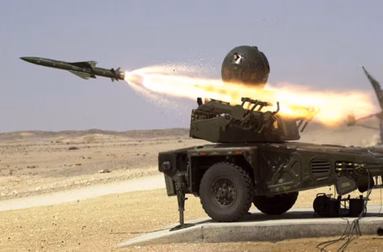 Tất nhiên không thể thiếu hệ thống tên lửa phòng không tầm ngắn Rapier tại Shamal Storm.