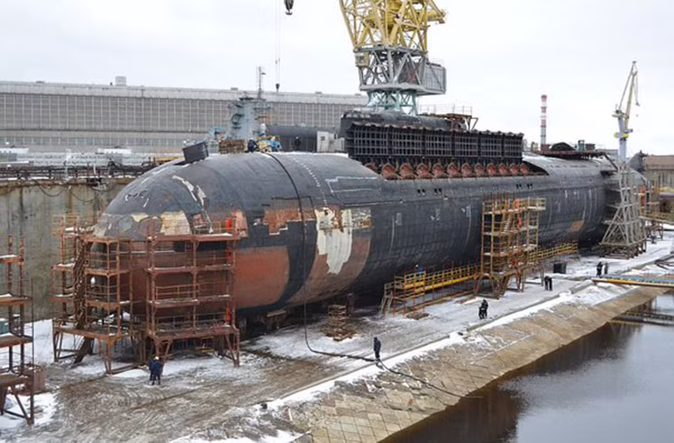 Được Hải quân Liên Xô đưa vào trang bị từ những năm 1970 đã có khoảng 13 chiếc thuộc Project 949 được chế tạo và chỉ còn 8 chiếc trong số đó vẫn hoạt động trong biên chế Hải quân Nga. Hệ thống vũ khí chính của các tàu ngầm hạt nhân này là 24 tên lửa chống hạm tầm xa P-700 Granit với tầm bắn lên đến hơn 600km.