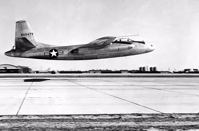 Mẫu máy bay ném bom phản lực đầu tiên này của Mỹ có chiều dài gần 23m với sải cánh 27m, cao 7.7m, nó có trọng lượng cất cánh tối đa 55 tấn và có tầm hoạt động hiệu quả 1.600km ở trần bay 14.100m.