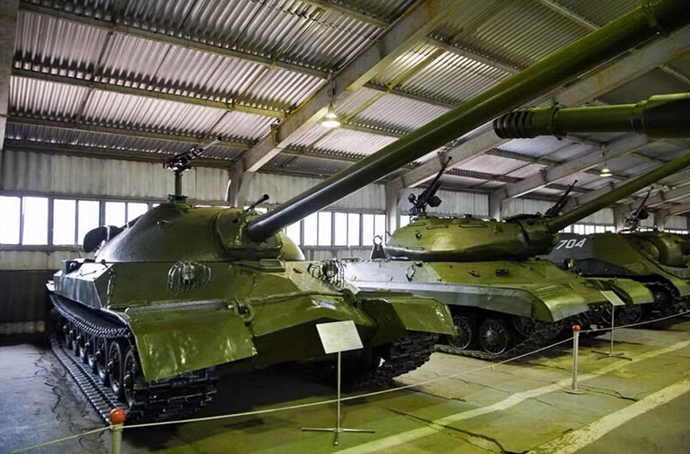 Và vẫn còn hàng trăm ý tưởng chế tạo vũ khí không tưởng khác được Liên Xô thực hiện trong suốt Chiến tranh Lạnh và nhiều ý tưởng trong số đó đã tạo tiền đề cho các mẫu vũ khí hiện đại của Nga say này. Trong ảnh là mẫu xe tăng hạng nặng IS-7 của Liên Xô trang bị đại bác 130mm với hệ thống nạp đạn tự động.