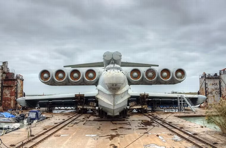 Chưa dừng ở lại đó các thiết kế sư Liên Xô còn nảy ra ý tương lai ghép tàu đổ bộ khí đệm với thủy phi cơ cho ra đời mẫu phương tiện Ekranoplan sử dụng hiệu ứng mặt đất để di chuyển trên mặt nước. Cùng với đó là sự ra đời của “Quái vật biển Caspian” Ekranoplan vũ trang lớp Lun.