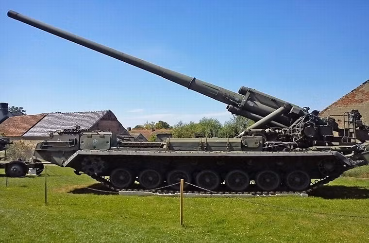 Một mẫu pháo tự hành khác của Liên Xô nằm trong danh sách này là 2S7 Pion 203mm tất nhiên nó cũng có khả năng triển khai vũ khí hạt nhân chiến thuật.