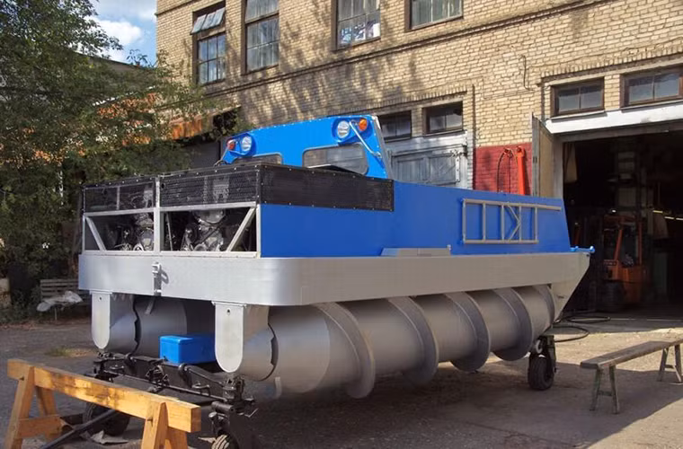 Một thiết kế phương tiện lưỡng cư khác do ZiL phát triển là ZiL-29061 điểm đặc biệt của nó là không sử dụng bánh lốp hay khung gầm bánh xích để di chuyển mà sử dụng hai trục xoay như hai mũi khoan để di chuyển trên cạn lẫn trên mặt nước.