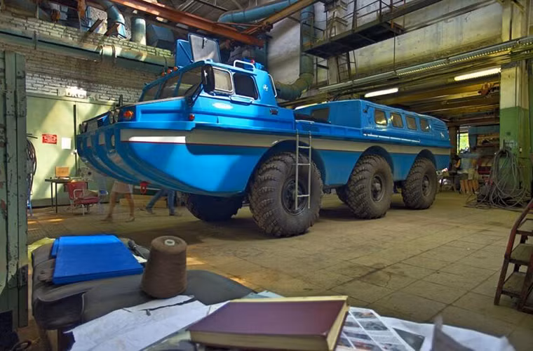 Theo Sina. Các thiết kế sư Liên Xô và sau này là Nga luôn có những ý tưởng thiết kế vũ khí độc đáo của riêng mình nhưng không phải lúc nào các ý tưởng này cũng có thể áp dụng vào trong thực tế. Trong ảnh là phương tiện di chuyển lưỡng cư ZiL-49065 "Bluebird" được thiết kế để hổ trợ phi hành đoàn tàu vũ trụ Soyuz TMA-2 sau khi đáp xuống Trái Đất bằng.