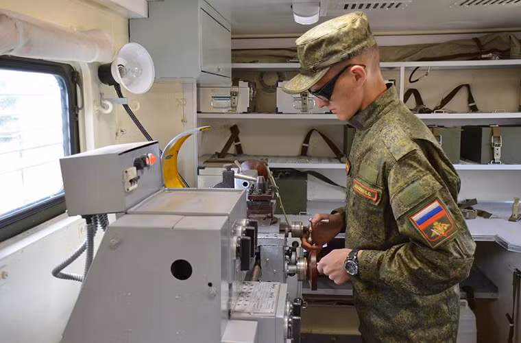 Đi theo PIRK là một trong sĩ quan chỉ huy hệ thống và cũng là thợ chính, một kỹ thuật viên bảo trì, hai kỹ thuật viên về điện, một thợ hàn và một thợ cơ khí. Trong ảnh là một binh sĩ Nga bên trong modul sửa chữa của PIRK được trang bị cả máy tiện cỡ nhỏ.