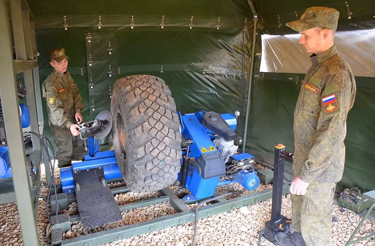 Nó cũng mang theo thiết bị thay lốp xe tự động cho các dòng xe bánh lốp có trong biên chế của Quân đội Nga và tất nhiên quy trình này được thực hiện bên ngoài khung lều dã chiến.