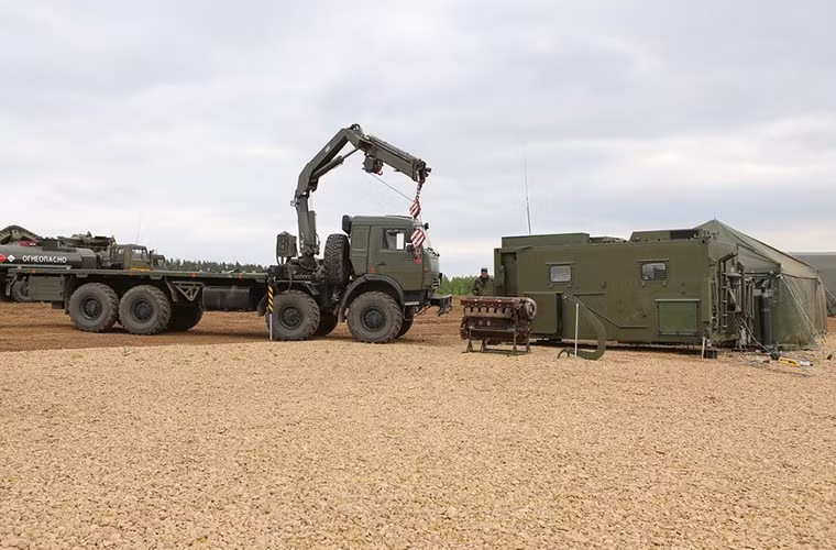 Mỗi tổ hợp PIRK có thể triển khai tới hai trạm sửa chữa gồm một trạm tổ hợp modul được đặt ngay trên khung gầm KAMAZ-63.501 của PIRK và trạm còn lại là trong khung lều dã chiến. Trong đó modul trên xe hổ trợ sửa chữa các bộ phận cỡ nhỏ, các bộ phận lớn hơn được chuyển sang cho khung lều dã chiến.