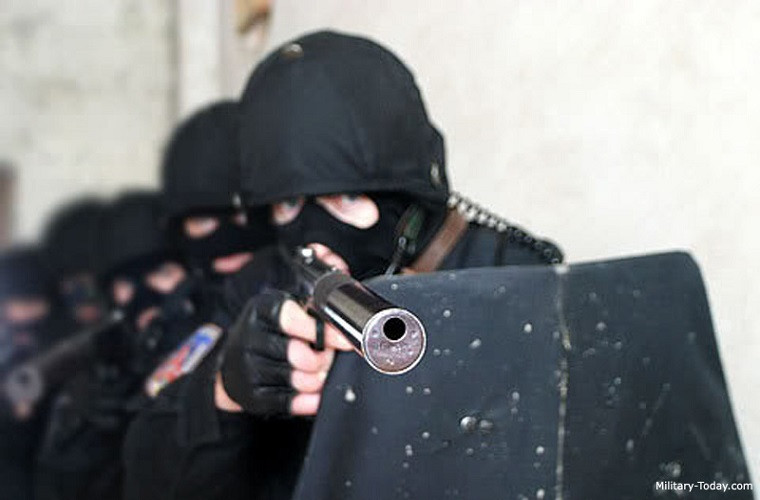 Dù vậy khi cận chiến APB tỏ ra hiệu quả hơn với chế độ bán tự động so với tự động và không phải điên viên KGB nào cũng có thể sử dụng APB ở chế độ tự động nếu không trải qua một khóa huấn luyện đặc biệt.