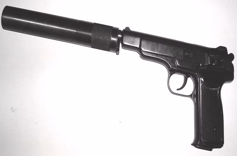 APB là mẫu súng ngắn tự động giảm thanh tiêu chuẩn được một số đơn vị vũ trang Liên Xô sử dụng trong suốt Chiến tranh Lạnh. Tuy nhiên nó lại được biết tới nhiều hơn trong vai trò vũ khí tiêu chuẩn của các điệp viên KGB Liên Xô (cơ quan mật vụ trong và ngoài nước của Liên Xô).