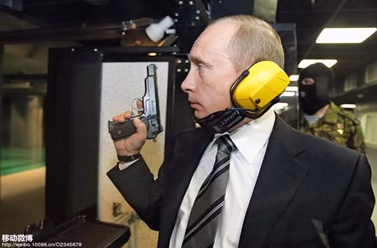 Hiện tại không còn được sử dụng trong Quân đội Nga nhưng nó vẫn còn phục vụ trong các đơn vị an ninh của nước này đặc biệt là các đơn vị đặc nhiệm. Có điều khá đặc biệt là APB bị cấm xuất khẩu kể cả với các quốc gia đồng minh Liên Xô trước đây và nó chỉ có thể xuất hiện ở một số nước cộng hòa từng thuộc Liên Xô. Trong ảnh là Tổng thống Nga Vladimir Putin bắn thử khẩu Stechkin tại một đơn vị đặc nhiệm Nga, từng là cựu điệp viên KGB có lẽ ông cũng không quá lạ với khẩu APB.