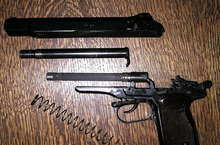 Giống như Stechkin, APB cũng sử dụng cơ chế nạp đạn blowback với búa điểm hỏa hoạt động kép nằm phía sau các chi tiết của súng được làm bằng thép. Nút chỉnh chế độ bắn nằm trên phần trượt của súng với ba chế độ an toàn, bán tự động và tự động. Ống giảm thanh của APB cũng được thiết kế khá đơn giản nhưng nó triệt âm không hoàn toàn và vẫn có thể nghe thấy tiếng súng của APB ở khoảng cách 50m.