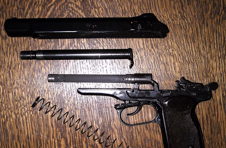 Giống như Stechkin, APB cũng sử dụng cơ chế nạp đạn blowback với búa điểm hỏa hoạt động kép nằm phía sau các chi tiết của súng được làm bằng thép. Nút chỉnh chế độ bắn nằm trên phần trượt của súng với ba chế độ an toàn, bán tự động và tự động. Ống giảm thanh của APB cũng được thiết kế khá đơn giản nhưng nó triệt âm không hoàn toàn và vẫn có thể nghe thấy tiếng súng của APB ở khoảng cách 50m.