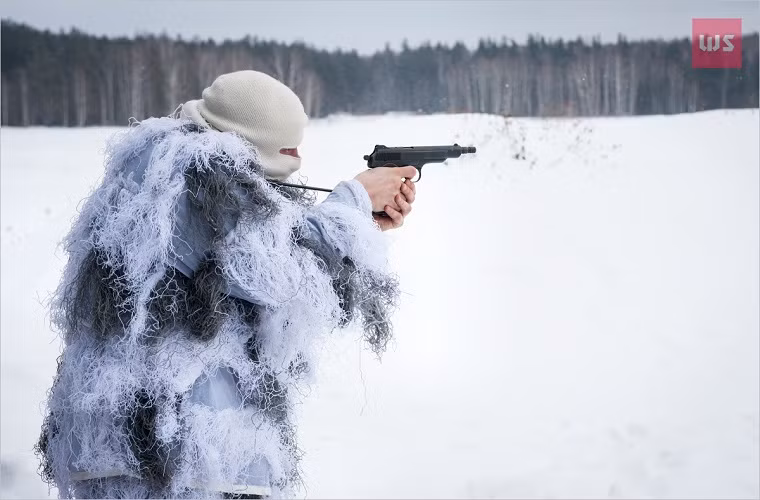 APB sử dụng cỡ đạn 9x18mm và cùng là cỡ đạn tiêu chuẩn của nhiều dòng súng ngắn khác do Liên Xô chế tạo. Kết hợp với nòng giảm thanh cỡ lớn APB có độ giật khi bắn khá thấp. Tầm bắn hiệu quả của nó với nòng giảm thanh là 50m tuy nhiên có một số ý kiến cho rằng có thể lên tới từ 70-100m.