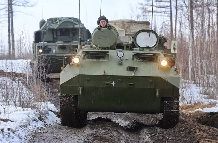 Trong ảnh là Barnaul-T dẫn đầu một tổ hợp tên lửa phòng không tầm ngắn Tor trong một đợt tập trận phòng không của Quân đội Nga vào đầu năm nay.