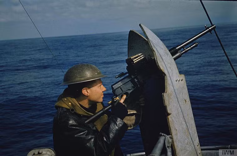 Xạ thủ súng máy phòng không Hotchkiss M1909 trên một tàu hộ vệ của Anh trên Đại Tây Dương, bức ảnh này được chụp vào năm 1942.