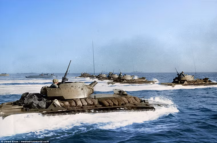 Đội hình xe bọc thép LVT(A)-4 của Lính thủy Đánh bộ Mỹ tiến vào đảo Okinawa của Nhật Bản vào ngày 1/4/1945, được biết đây cũng là đợt đổ bộ đầu tiên của Mỹ lên Okinawa.