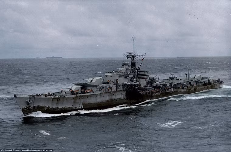 Tàu khu trục lớp T của Hải quân Hoàng gia Anh với màu sắc nguyên thủy của mình. Nó đang di chuyển bên cạnh tàu sân bay USS Wasp (CV-18) của Hải quân Mỹ vào tháng 8/1945, 4 tháng sau khi chiến tranh kết thúc.