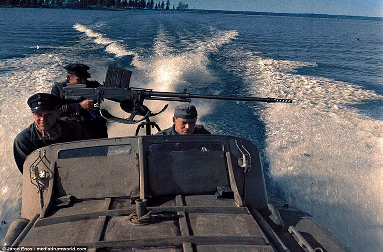 Cũng theo Jared Enos việc tô màu từng bức ảnh đen trắng là điều không hề dễ dàng bên cạnh đó việc này còn đòi hỏi bạn có kiến thức sâu rộng về Chiến tranh Thế giới 2. Trong ảnh là một tàu tuần tra của Phần Lan với súng chống tăng Lahti L-39 bức ảnh được chụp vào tháng 9/1941.