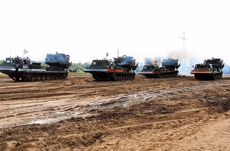 Hàng dài những chiếc MDK-3 của công binh Nga tham gia "Engineering formula" dễ khiến ta liên tưởng đến cuộc thi xe tăng thường niên Tank Battalion. Nguồn ảnh: Bộ Quốc phòng Nga