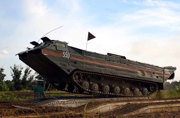 Tất nhiên không thể thiếu xe bọc thép lội nước PTS với khả năng chở theo các phương tiện quân sự hạng nặng lên tới 18 tấn. Nguồn ảnh: Bộ Quốc phòng Nga